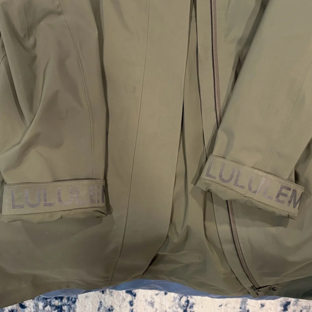 Lululemon Women’s Rain Rebel Jacket Size 12 - Picture 4 of 8